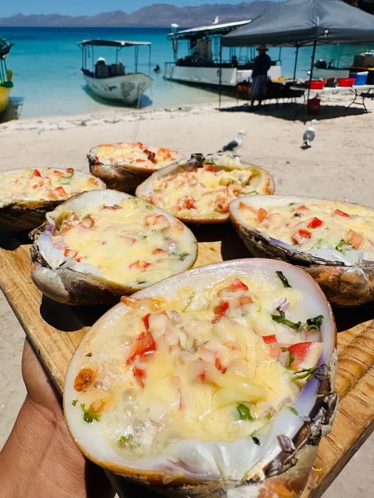 Almejas gratinadas frente al mar