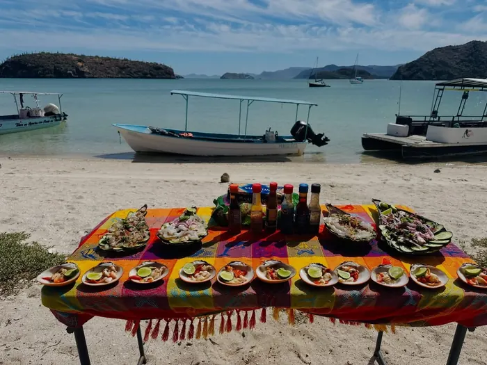 Mesa con mariscos en la playa